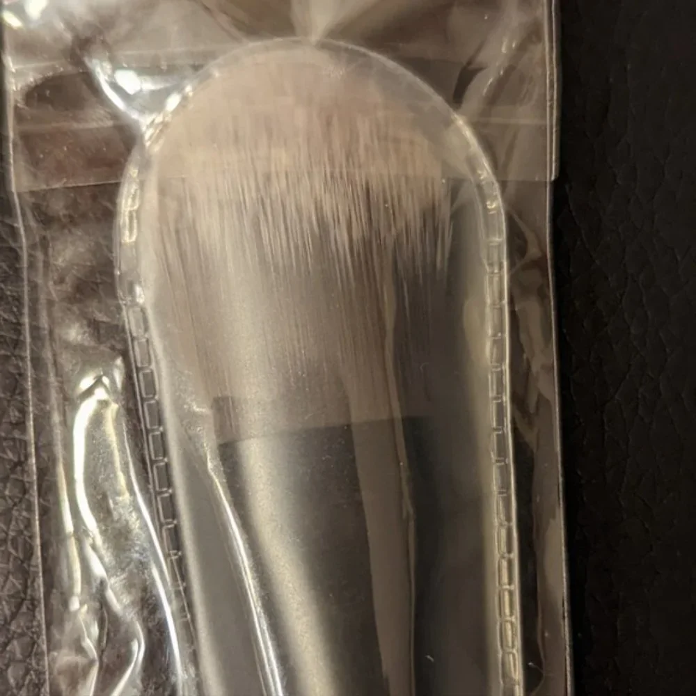 Benefit Cosmetics Foundation Brush NWT